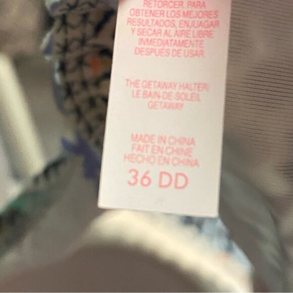 Victoria's Secret Scalloped Getaway Halter top Underwire Metallic Print 36DD - Picture 4 of 5